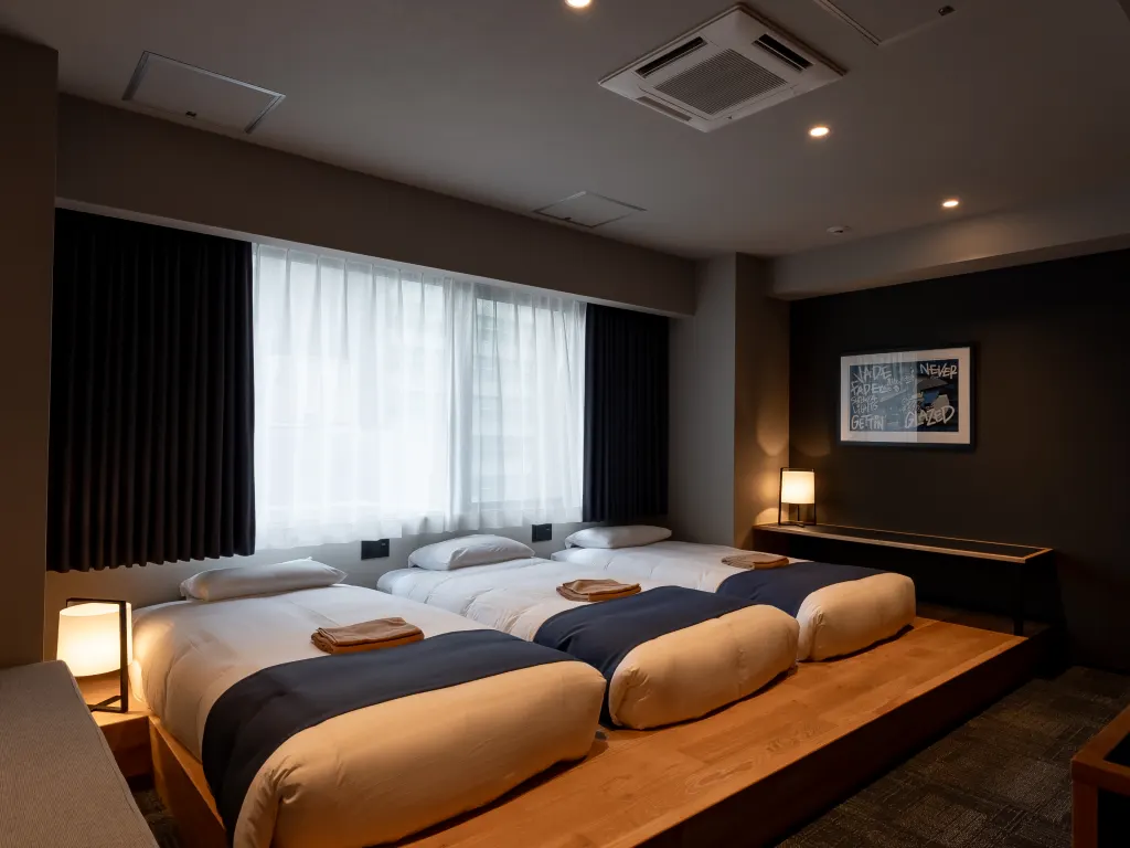 3台のベッドとソファを備えたSHIBUYA TRIPLE + SOFAの全景