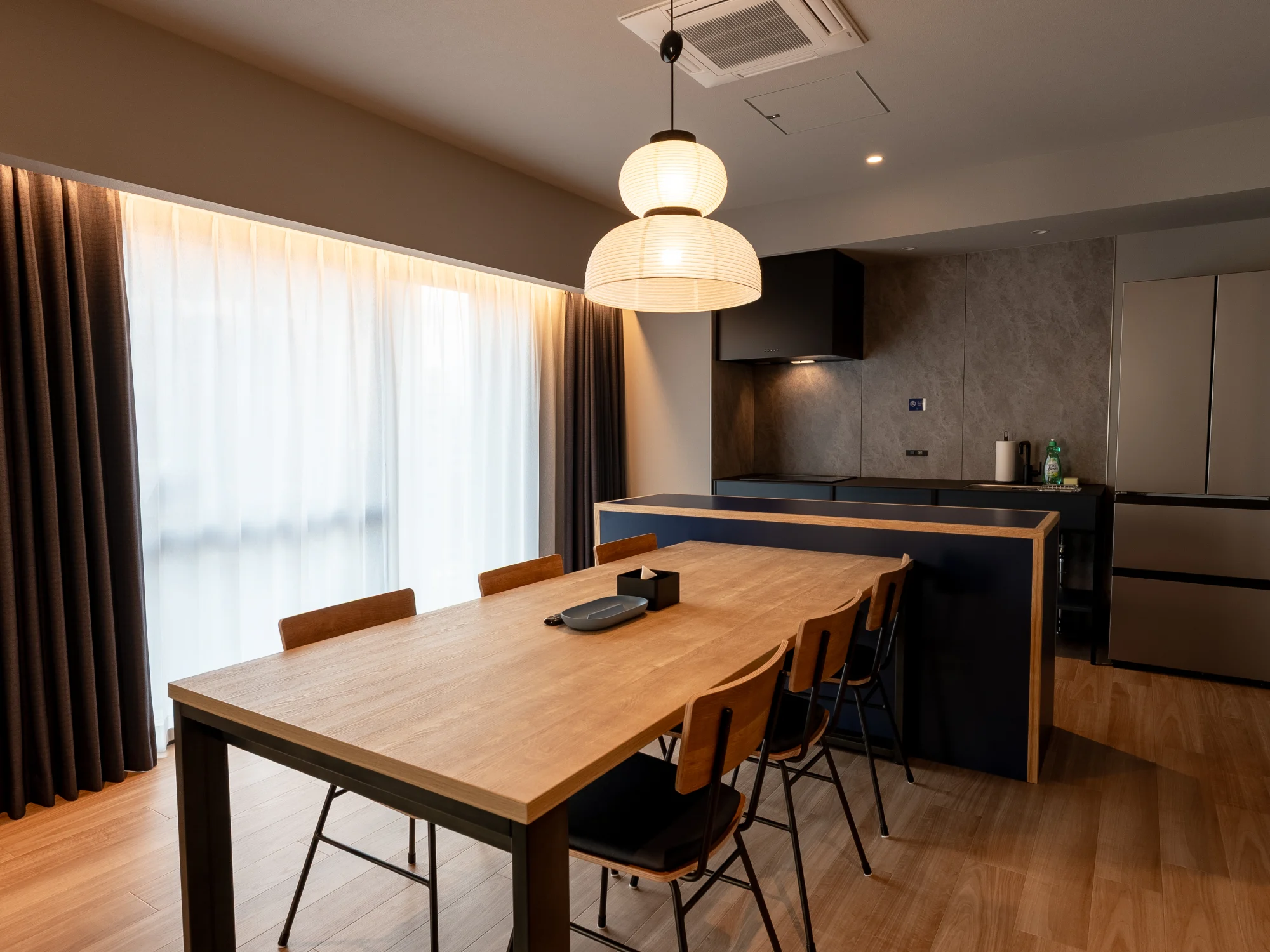 6人で囲める大きなテーブルとキッチンを備えたSHIBUYA BUNK COMFORT PLUS